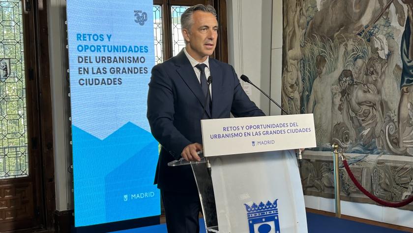 Novillo inaugura una jornada sobre los retos del urbanismo actual en las grandes ciudades El consejero Carlos Novillo durante la jornada sobre los retos del urbanismo actual en las grandes ciudades