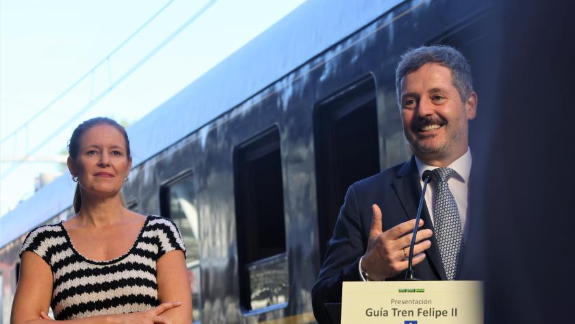 Los consejeros Ana Dávila y Mariano de Paco Serrano durante la presentación de la guía de lectura fácil