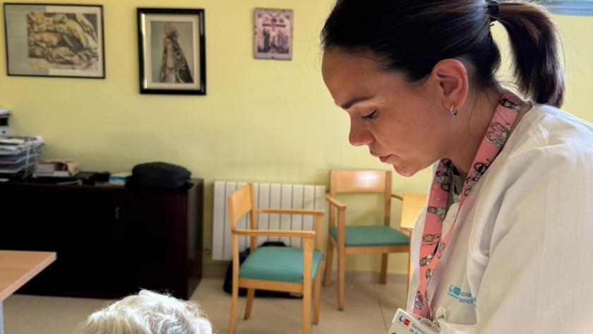 Enfermera de la UAR vacunando a una mujer en una residencia