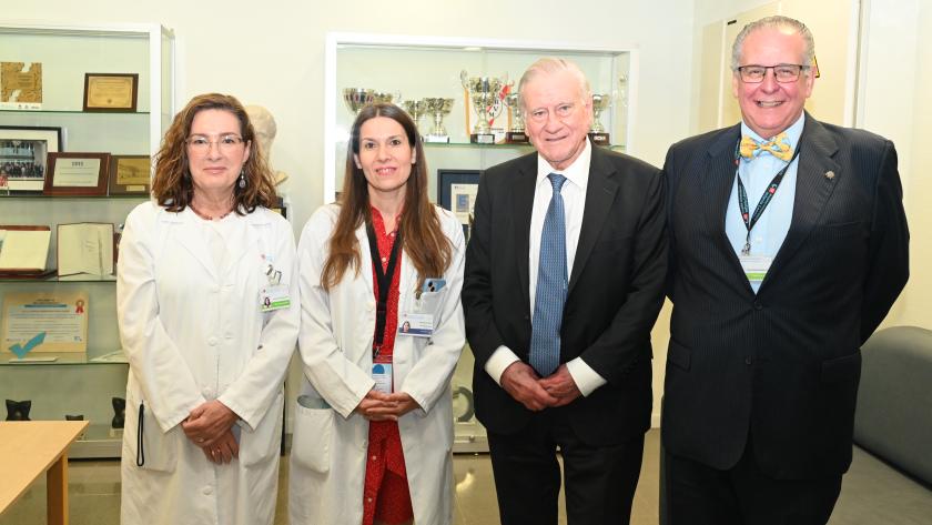 La directora gerente del Hospital Universitario Infanta Leonor, Dra. Carmen Pantoja Zarza, la facultativa especialista en Medicina Interna, Dra. Nuria Muñoz Rivas, y el director médico, Dr. Antonio Jesús Roldán Rodríguez-Marín, con el Dr. Valentín Fuster Carmen Pantoja Zarza, Nuria Muñoz Rivas, Valentín Fuster, Antonio Jesús Roldán Rodríguez-Marín