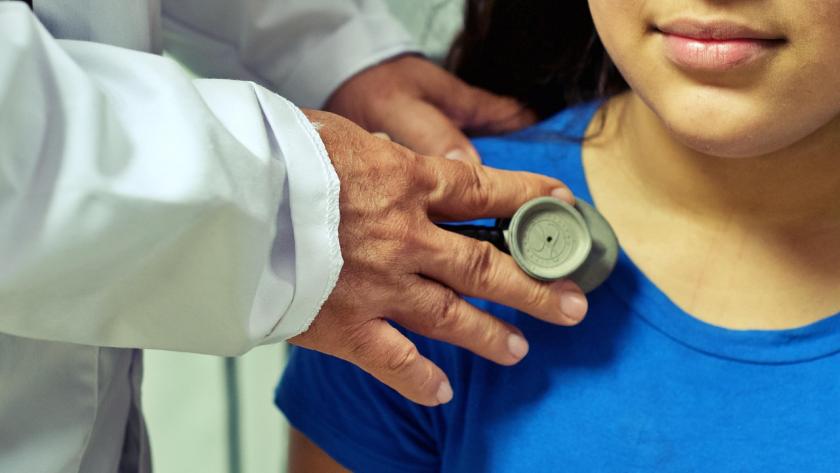 Los pediatras de Atención Primaria atendieron el pasado año 3,8 millones de consultas. imagen de sanitario auscultando a una menor