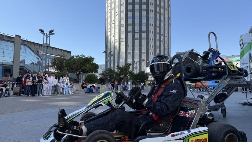  Exhibición de kart adaptado en la explanada del Hospital La Paz 