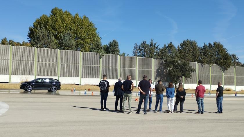 Curso conducción segura pista cerrada IRSST grupo de gente en pista antes de conducir