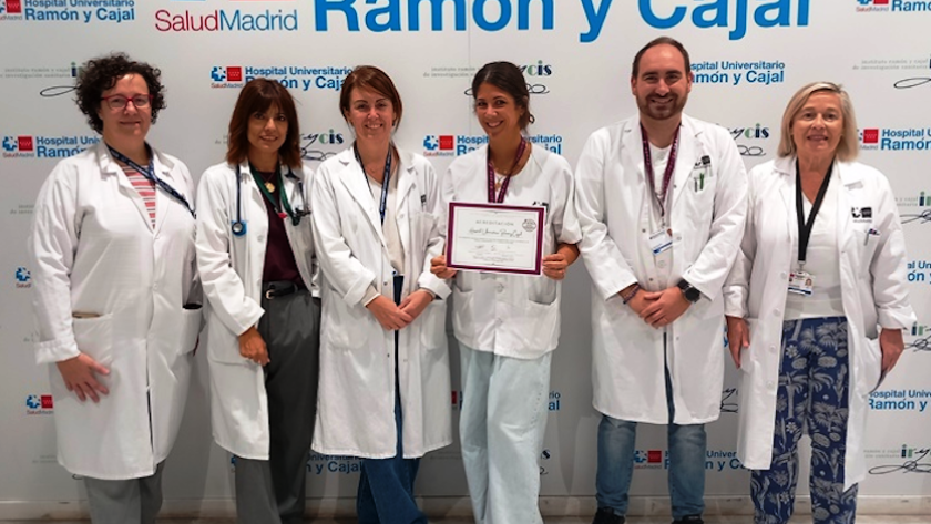 Imagen de fotocall de parte del equipo del Hospital Universitario Ramón y Cajal que ha obtenido la acreditación