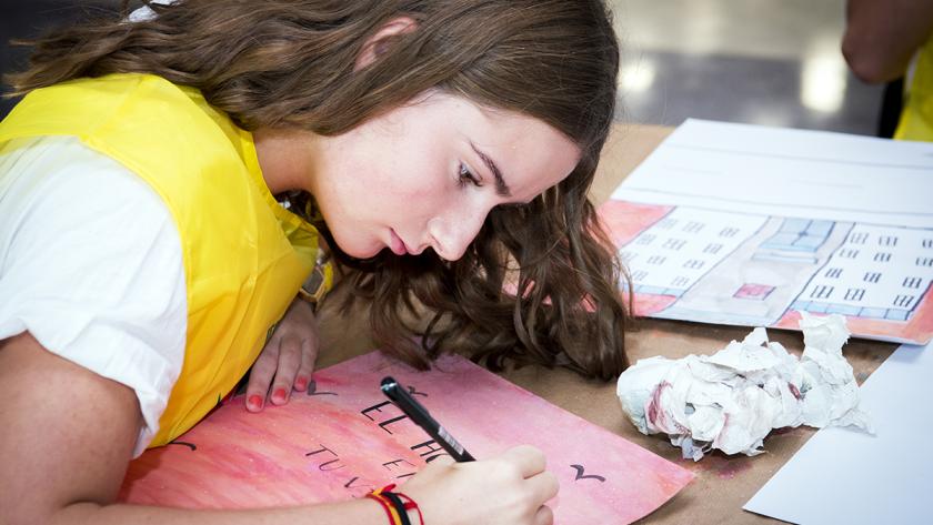 Los participantes disponen de 2 horas para pintar alumna del IES Altaír de Getafe