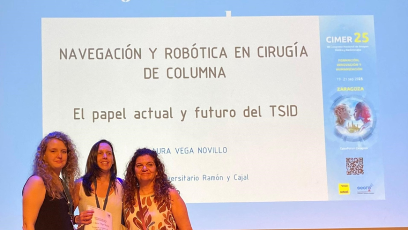 Imagen de la profesional del Hospital Universitario Ramón y Cajal recibiendo el premio durante el evento