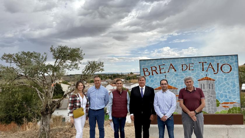 La Comunidad de Madrid invierte 2,2 millones de euros para mejorar infraestructuras y servicios municipales en Brea de Tajo y Estremera El viceconsejero Sánchez
