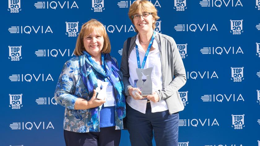 Las doctoras Nuria Villena y Carmen Martínez de Pancorbo, con los premios TOP20