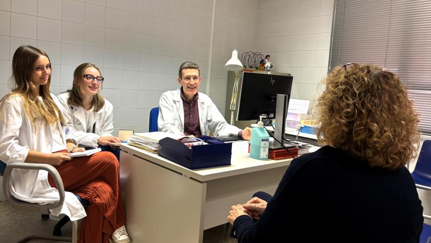 profesionales sanitarios trabajan en la Unidad de Genética Clínica del Hospital público Príncipe de Asturias