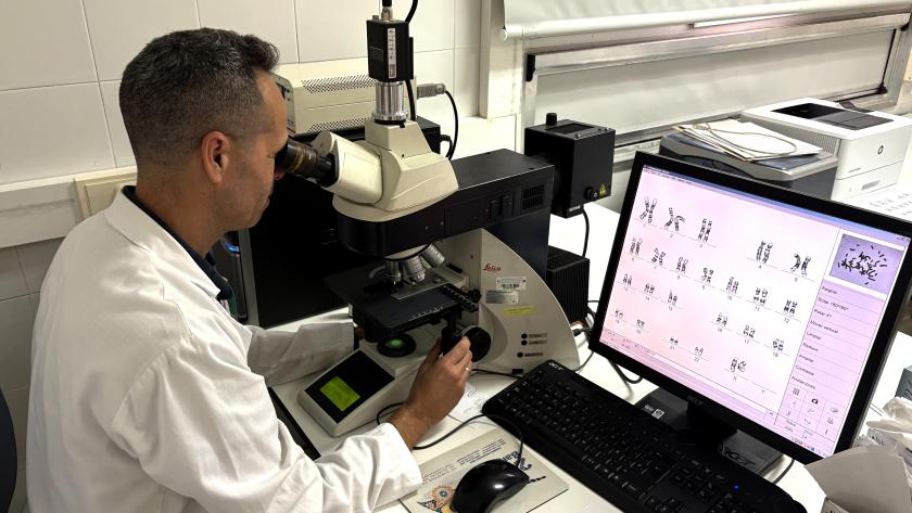 profesionales sanitarios trabajan en la Unidad de Genética Clínica del Hospital público Príncipe de Asturias