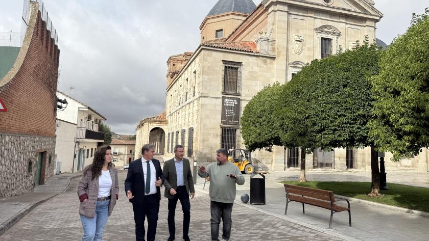 La Comunidad de Madrid remodela el centro histórico de Loeches para mejorar la accesibilidad de los vecinos El viceconsejero de Presidencia y Administración Local