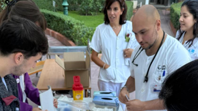 El Hospital Universitario Cruz Roja celebra el Día Internacional de las Personas Mayores con la IV Jornada de Puertas Abiertas Mesa informativa exterior
