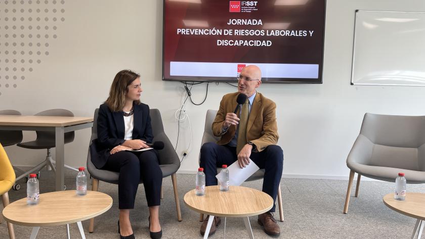 Jornada Prevención Riesgos Laborales y Discapacidad Ponentes sentados durante la jornada