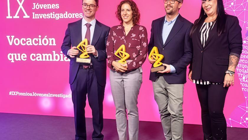Imagen del Dr Antolín del Servicio de Alergología del Hospital Universitario Ramón y Cajal con el premio junto con otros 3 profesionales