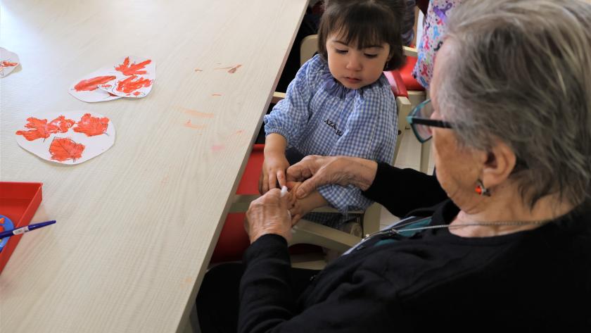 La Comunidad de Madrid diseña un programa piloto para integrar escuelas infantiles en residencias de mayores La consejera Dávila