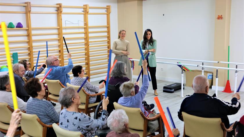La Comunidad de Madrid diseña un programa piloto para integrar escuelas infantiles en residencias de mayores La consejera Dávila