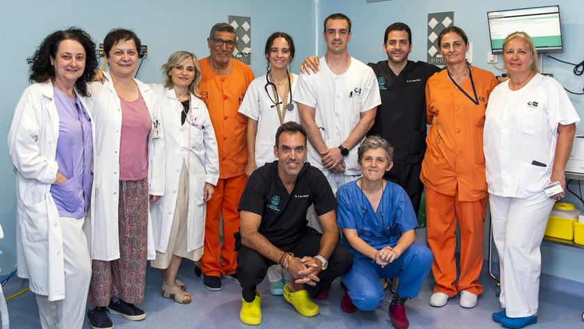 Equipo multidisciplinar de profesionales que ha implantado la nueva técnica Equipo de profesionales en área quirúrgica