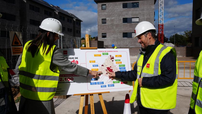 García Martín visita las obras de una nueva promoción de la Agencia de Vivienda Social en Majadahonda El consejero Miguel Ángel García Martín durante su visita a las obras