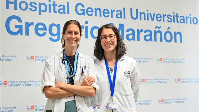 Leire Pérez y Chiara Fanciulli, investigadoras del IiSGM y facultativas del Servicio de Microbiología del Marañón. Dos doctoras del hospital.