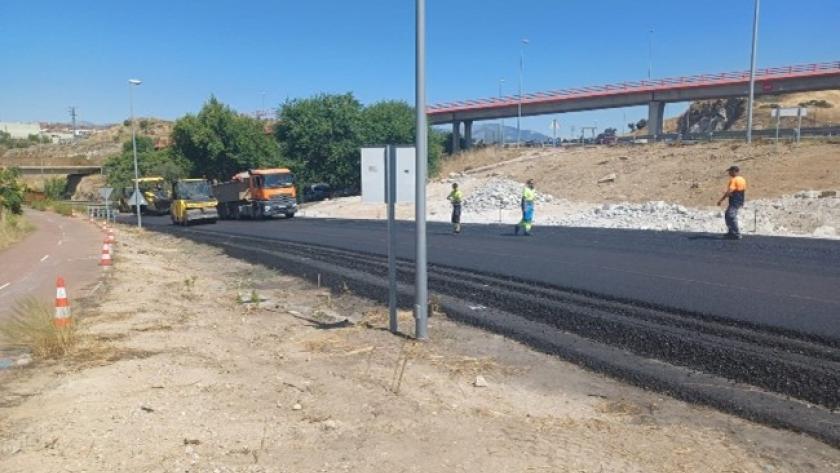 Extendido y compactado de mezclas bituminosas en el eje 15 