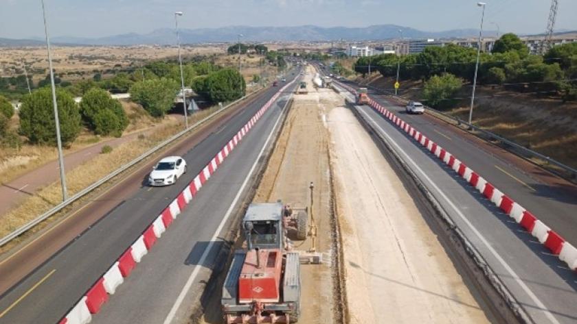 Refino explanada en mediana con motoniveladora 3D
