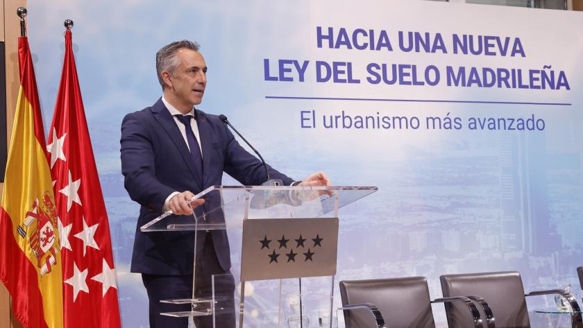 El consejero Carlos Novillo durante la jornada
