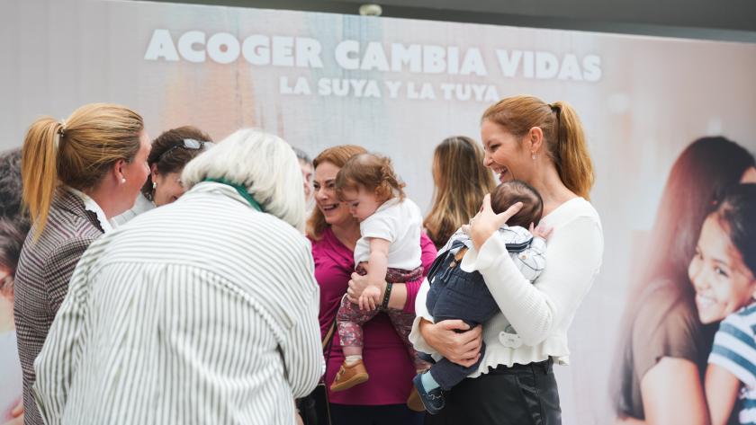 Dávila presenta la nueva campaña informativa de fomento del acogimiento familiar La consejera Ana Dávila durante la presentación de la nueva campaña informativa
