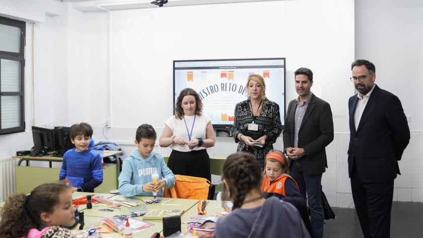 La Comunidad de Madrid refuerza este curso el Programa de Altas Capacidades con 10 nuevos grupos y 180 plazas Emilio Viciana durante su visita al desarrollo del programa PEAC