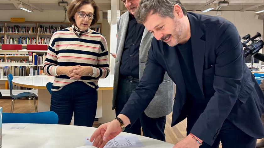 El consejero Mariano de Paco Serrano durante la presentación de las obras del artista