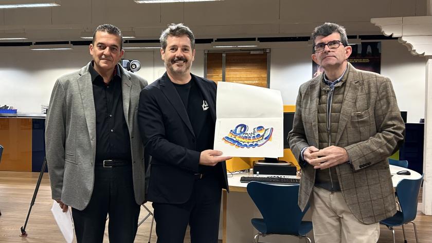 El consejero Mariano de Paco Serrano durante la presentación de las obras del artista