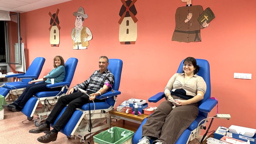 Personas donando sangre