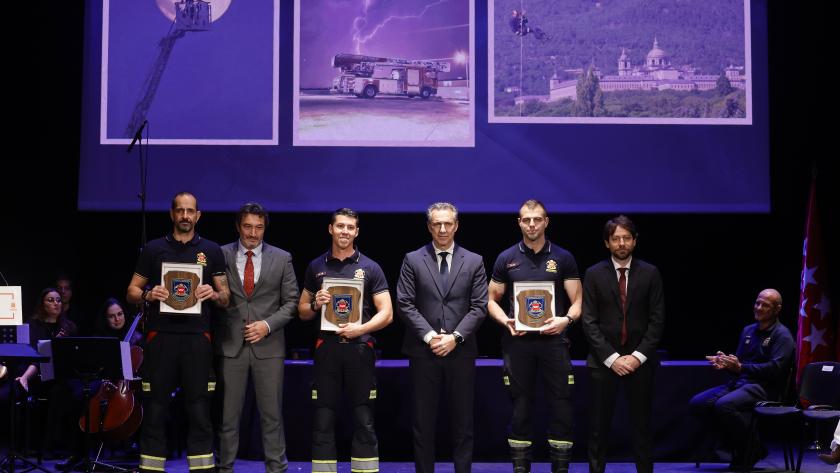 La Comunidad de Madrid reconoce con los Premios y Honores de 2025 a cuatro de sus bomberos por su labor ejemplar este año El consejero Novillo