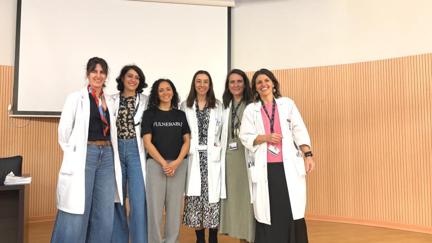 Mujeres ponentes en una jornada de salud