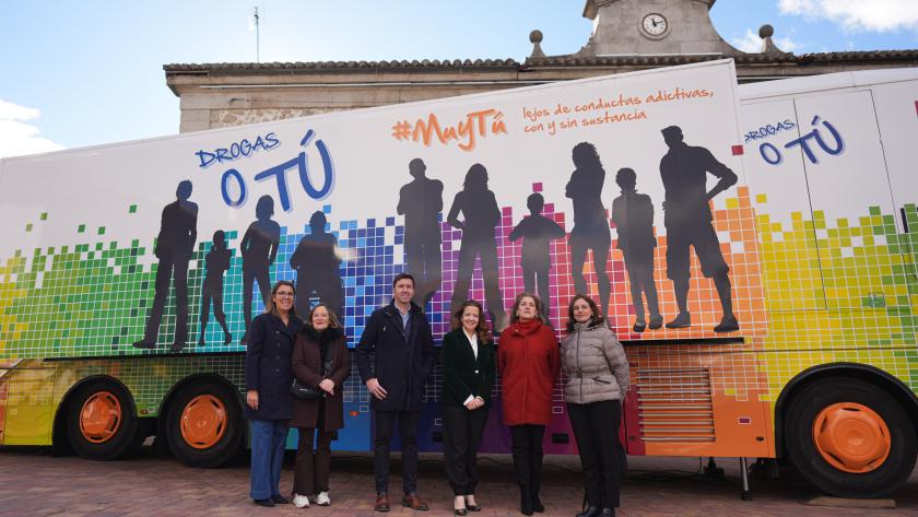 La consejera Fátima Matute durante su visita al autobús 