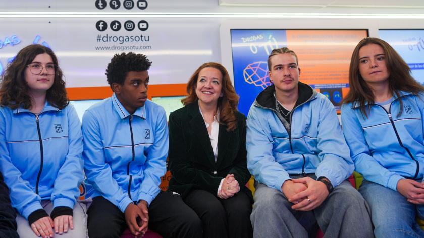 La consejera Fátima Matute durante su visita al autobús 