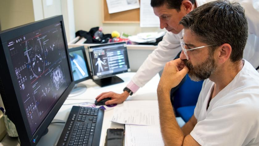 Especialistas de Radio Diagnóstica analizan prueba de RMN
