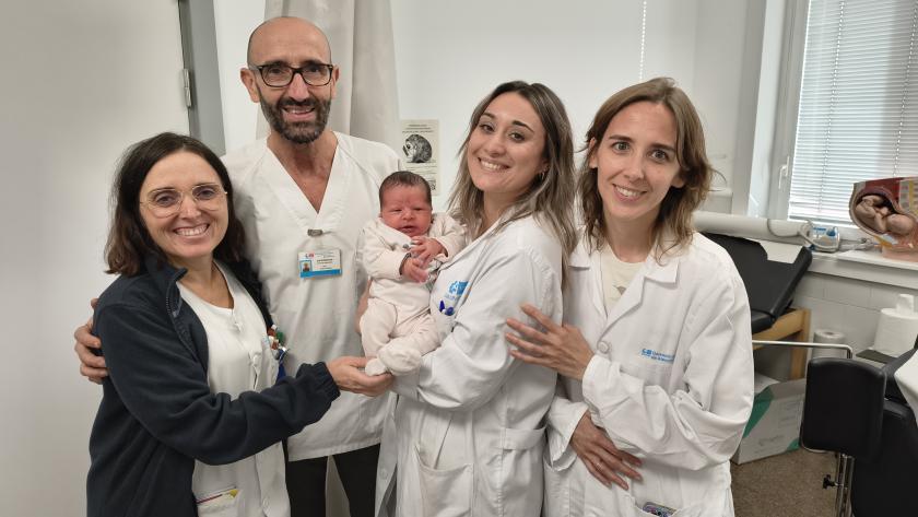 Profesionales del Centro de Salud San Andrés con el bebé nacido en la consulta de la matrona