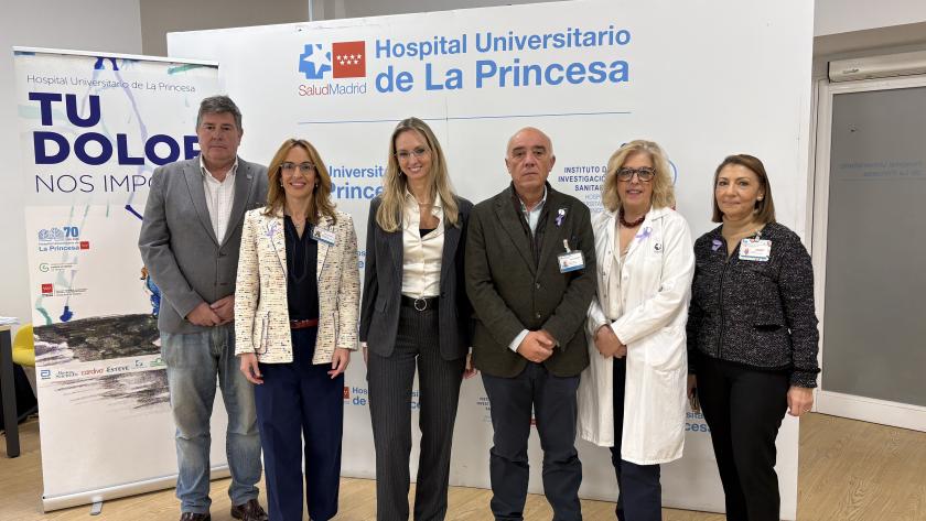 La viceconsejera de Sanidad, Laura Gutiérrez, con el equipo directivo del Hospital de La Princesa