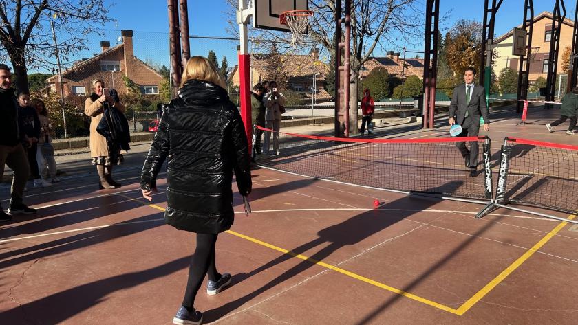 Viciana visita el colegio público Nuestra Señora de Lourdes de Torrelodones El consejero Emilio Viciana durante su visita al colegio