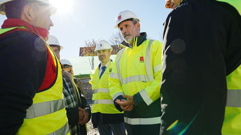 García visita en Valdemoro las obras de una nueva promoción de la Agencia de Vivienda Social destinadas a familias vulnerables El viceconsejero José María García durante su visita al inicio de las obras