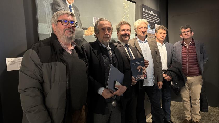 De Paco Serrano presenta la I Guía de la Sala de Paleontología Emiliano Aguirre del Museo Arqueológico y Paleontológico El consejero Mariano de Paco Serrano durante la presentación de la I Guía