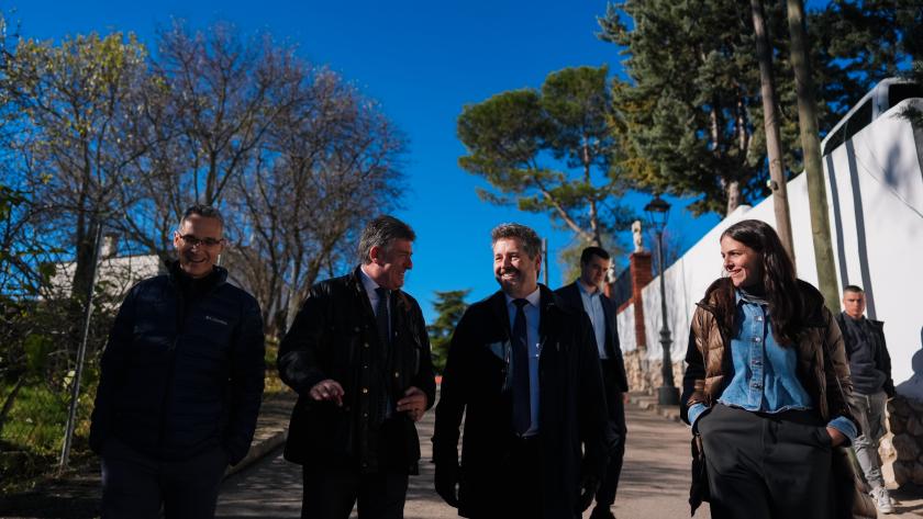 El consejero Mariano de Paco Serrano durante su visita 