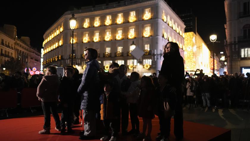Díaz Ayuso presenta la Fábrica de los Deseos, un videomapping que transforma la Real Casa de Correos en un universo mágico Un calendario de Adviento gigante toma vida en la fachada de este emblemático edificio