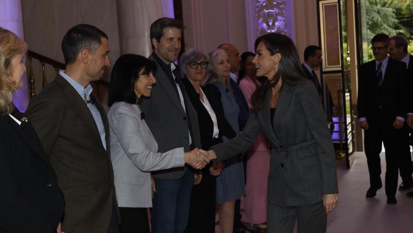 SM la Reina saluda al personal del Hospital Gregorio Marañón