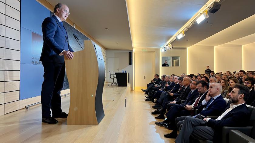 El consejero Miguel López Valverde durante la firma del protocolo de colaboración