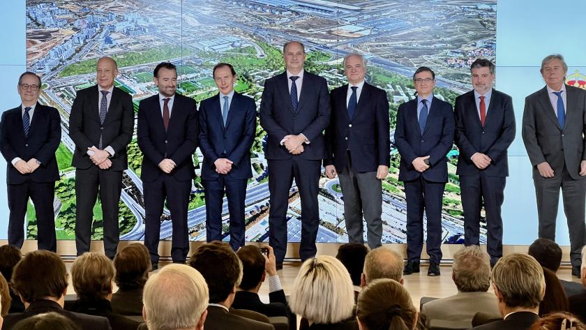 El consejero Miguel López Valverde durante la firma del protocolo de colaboración
