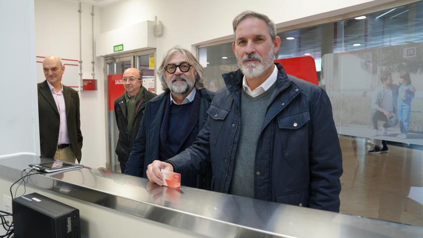 El viceconsejero José María García durante su visita a la nueva oficina