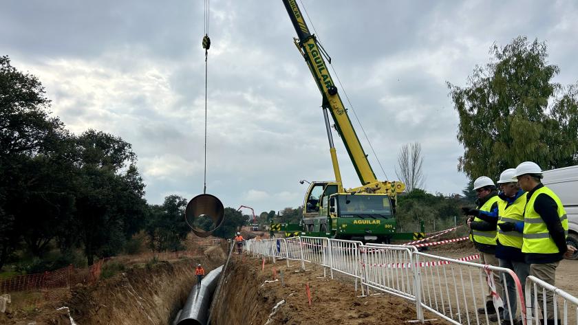 Novillo visita en Boadilla del Monte las obras del segundo anillo de distribución de agua potable del Canal de Isabel II El consejero Carlos Novillo durante su visita a las obras