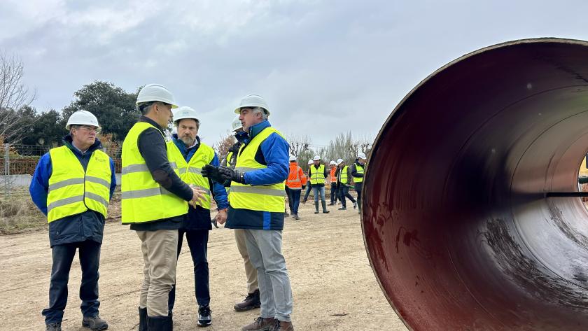 Novillo visita en Boadilla del Monte las obras del segundo anillo de distribución de agua potable del Canal de Isabel II El consejero Carlos Novillo durante su visita a las obras