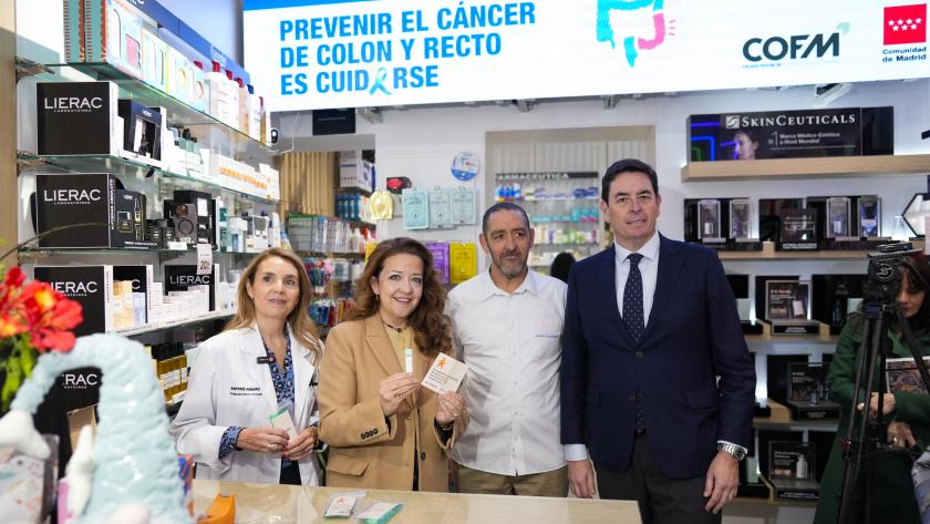 La consejera Fátima Matute durante la visita a una de las oficinas de farmacia 